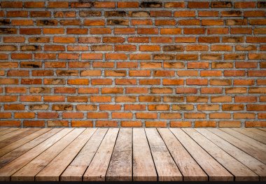 Ürün gösterimi için soyut eski tuğla duvar zeminine sahip eski ahşap kalas