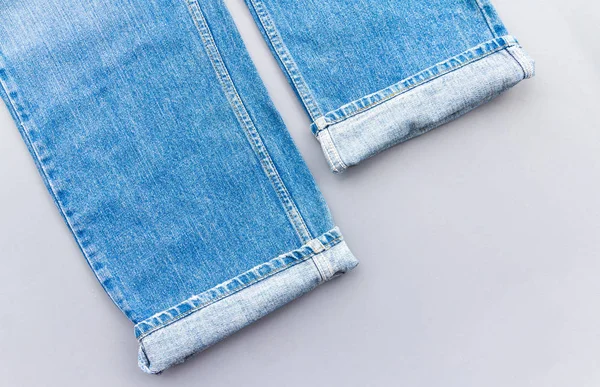 Jeans Auf Grauem Hintergrund — Stockfoto