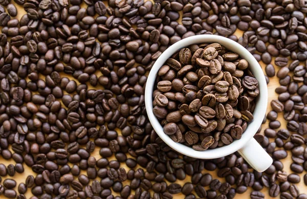 Nahaufnahme Der Weißen Kaffeetasse Voller Kaffeebohnen Hintergrund Mit Kopierraum — Stockfoto