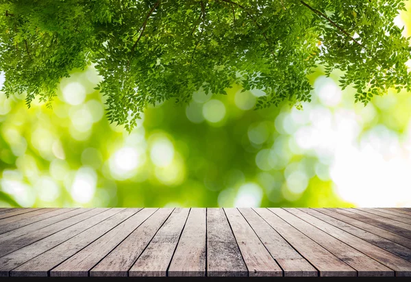 Oude Houten Plank Met Abstracte Natuurlijke Groene Wazig Bokeh Achtergrond — Stockfoto