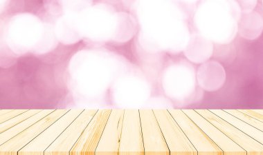 Ürün gösterimi için soyut pembe bokeh arkaplan içeren ahşap masa veya ahşap zemin