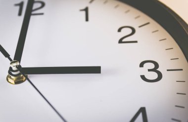 3 Oclock, seçici odak ile siyah beyaz analog saat, yakın çekim