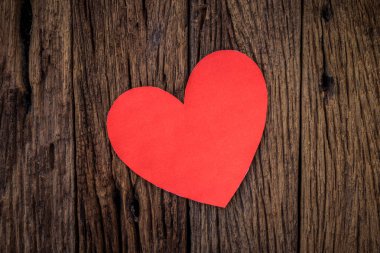 eski ahşap zemin üzerinde kırmızı kalp