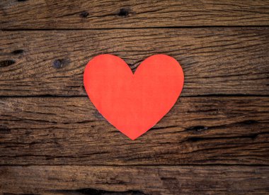 eski ahşap zemin üzerinde kırmızı kalp