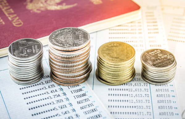 Тайская монета с книжным банком и концепцией паспорта экономит деньги на поездку
