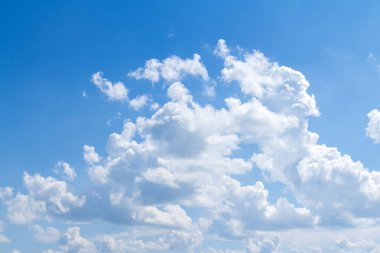 Bulutlar ve mavi gökyüzü arkaplanı