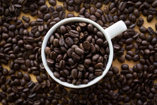 关闭咖啡豆的白色咖啡杯背景 — 图库照片