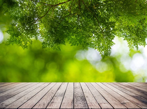 Hout Plank Met Abstracte Natuurlijke Groene Wazig Bokeh Achtergrond Voor — Stockfoto