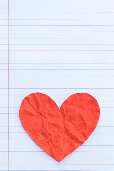 Κόκκινο Χαρτί Καρδιά Πάνω Από Λευκό Φύλλο — Φωτογραφία Αρχείου
