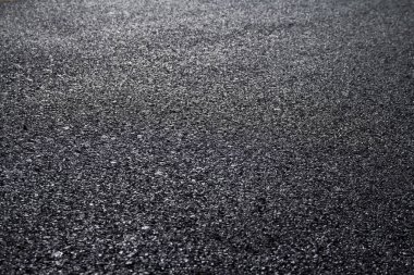 koyu asfalt yol yüzeyinin yakın
