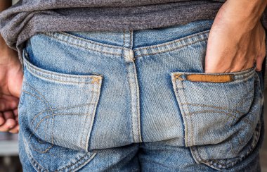 yakın yukarı, denim kot giyen kişinin arka görünümü, kalça 