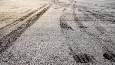 seçici odak ile yolda motosiklet lastik parça baskı