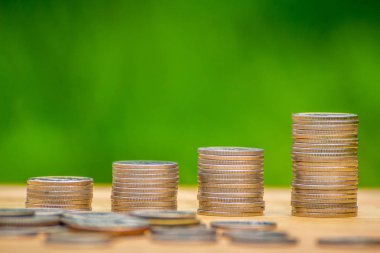 yeşil üzerinde para sikke yığını ile iş arka plan