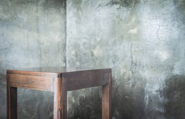 ahşap masa ve beton gri duvarlar 