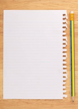 kalem ile ahşap masa masası yüzeyinde hatları ile beyaz kağıt levha 