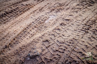 Lastik izleri olan kumlu zemin