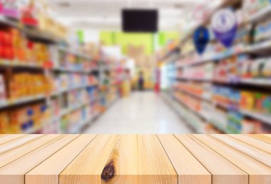 Süpermarketin bulanık arka planına sahip ahşap tahtalar