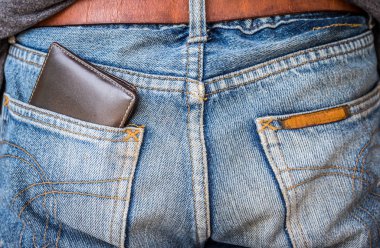 denim kot giyen kişinin arka görünümü, cepler ve cüzdan ile kalça 