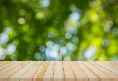 Ürün gösterimi için soyut doğal yeşil bulanık bokeh arka plan ile ahşap plakalar