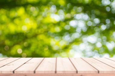 Ürün gösterimi için soyut doğal yeşil bulanık bokeh arka plan ile ahşap plakalar