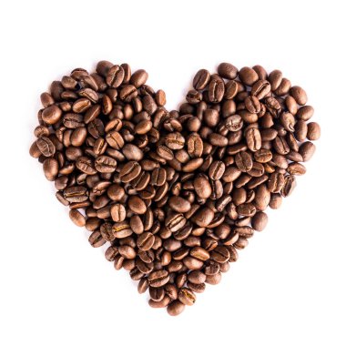 üst görünüm, beyaz üzerinde izole kalp şeklinde kavrulmuş kahve çekirdekleri 