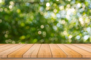 Ürün gösterimi için soyut doğal yeşil bulanık bokeh arka plan ile ahşap plakalar