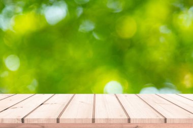 Ürün gösterimi için soyut doğal yeşil bulanık bokeh arka plan ile ahşap plakalar