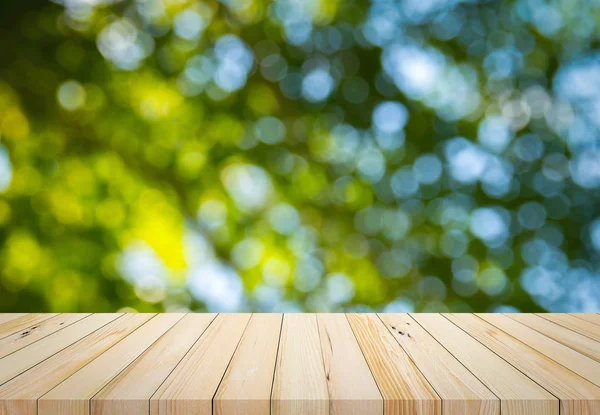 具有抽象天然绿色模糊散景背景的木板 用于产品展示 — 图库照片