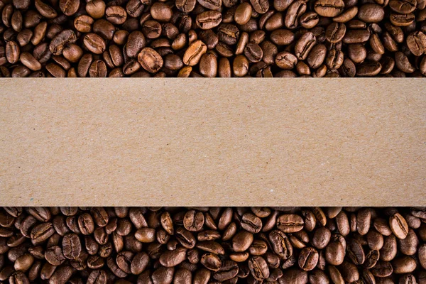 Geröstete Kaffeebohnen Hintergrund Und Kartonpapierlinie Für Kopierraum — Stockfoto