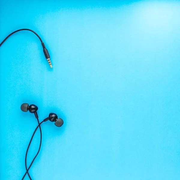 Blue Background Black Earphones Copy Space — Stock Photo, Image