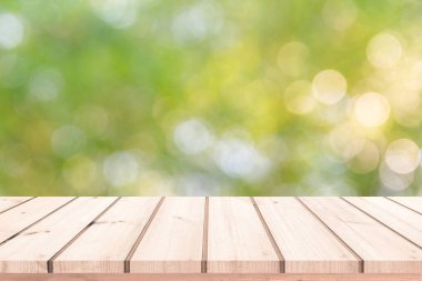 Bulanık doğal yeşil arka plan ile ahşap plakalar