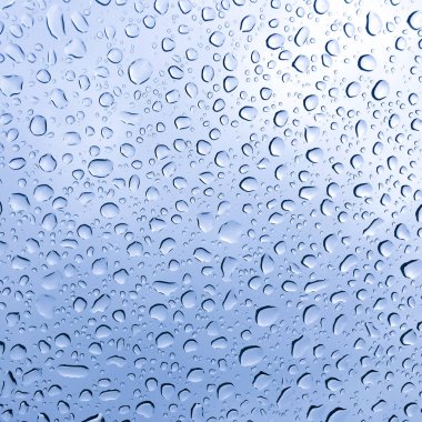 cam üzerinde mavi su damlaları, yağmur damlaları