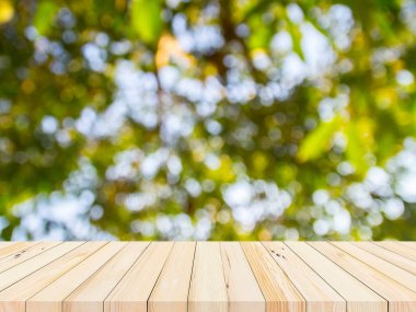 Ürün gösterimi için soyut doğal yeşil bulanık bokeh arka plan ile ahşap plakalar