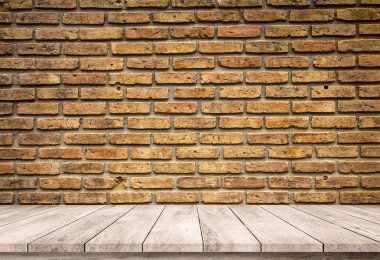 Ürün gösterimi için soyut eski tuğla duvar zeminine sahip eski ahşap kalas