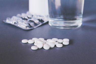 Masa yüzeyinde şişe ve beyaz haplar