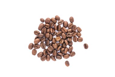 beyaz üzerinde izole kahverengi kavrulmuş kahve çekirdeği yığını 