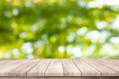 Ürün gösterimi için soyut doğal yeşil bulanık bokeh arka plan ile ahşap plakalar
