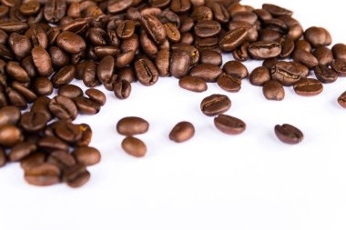 beyaz üzerinde izole kahverengi kavrulmuş kahve çekirdekleri yakın 