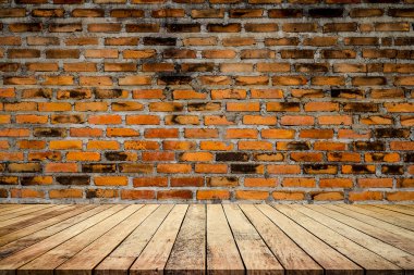 kahverengi tuğla duvar arka plan ve ahşap zemin ile plakalar 