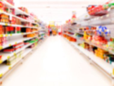 Süpermarketin bulanık arka planına sahip ahşap tahtalar