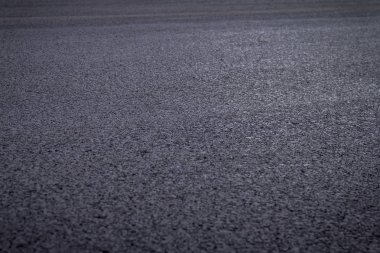 koyu asfalt yol yüzeyinin yakın