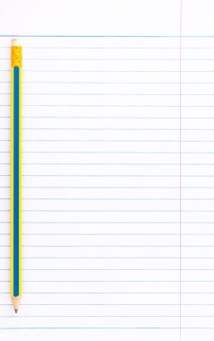 Defter üzerinde renkli kalemler