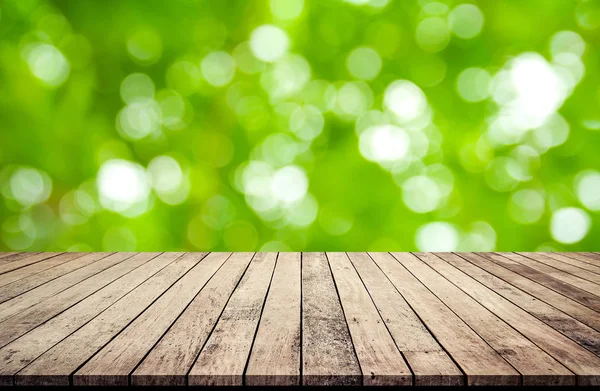具有抽象天然绿色模糊散景背景的木板 用于产品展示 — 图库照片