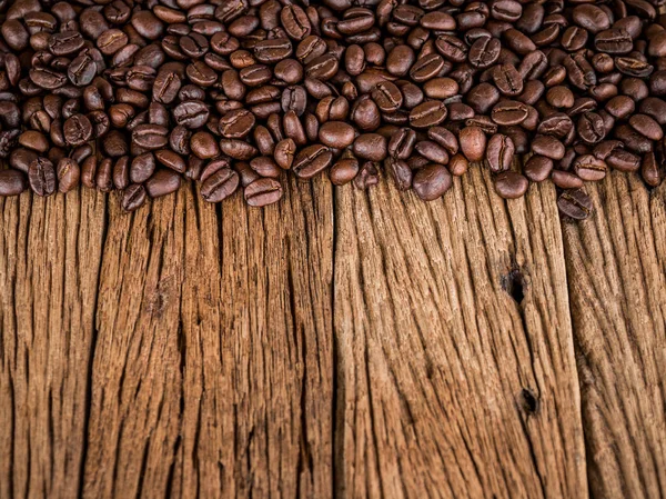 Bruin Gebrande Koffiebonen Houten Tafeloppervlak Kopieer Ruimte — Stockfoto