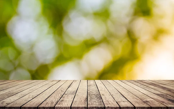 Ürün gösterimi için soyut doğal yeşil bulanık bokeh arka plan ile ahşap plakalar