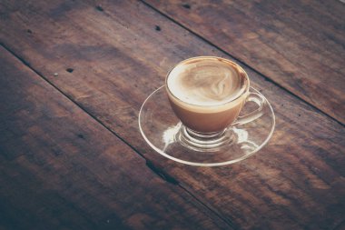 eski ahşap masa üzerinde bir bardak kahve fincan sıcak kahve 