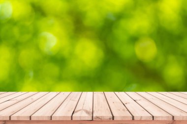 Ürün gösterimi için soyut doğal yeşil bulanık bokeh arka plan ile ahşap plakalar