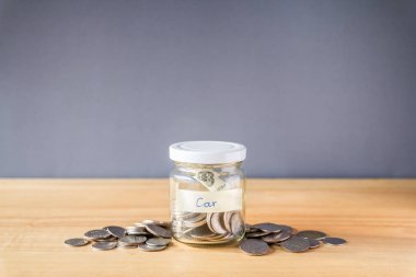 Para para para tasarrufu için cam kavanoz kavramı içinde