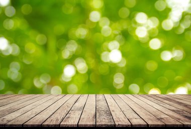 Ürün gösterimi için soyut doğal yeşil bulanık bokeh arka plan ile ahşap plakalar