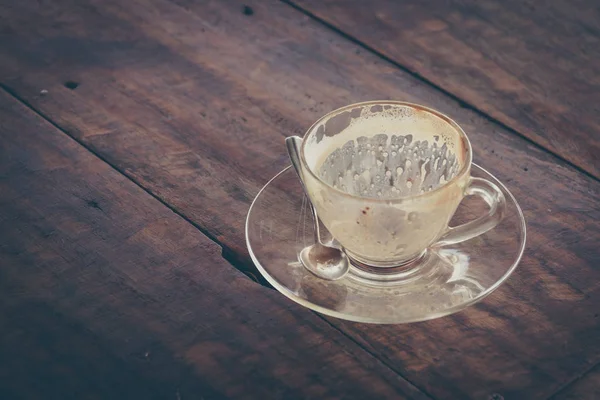 Cangkir Kopi Kosong Meja Kayu Tua — Stok Foto